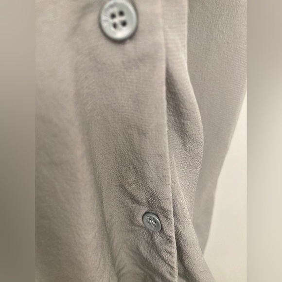 đť…şARITZIA Wilfred 100% silk light grey cold shoulder blouse. XS. - Picture 4 of 5